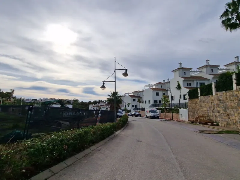 Plot - Residential Plot в продаже в Estepona, Málaga. Площадь дома 3900 м². Площадь участка 9751 м²