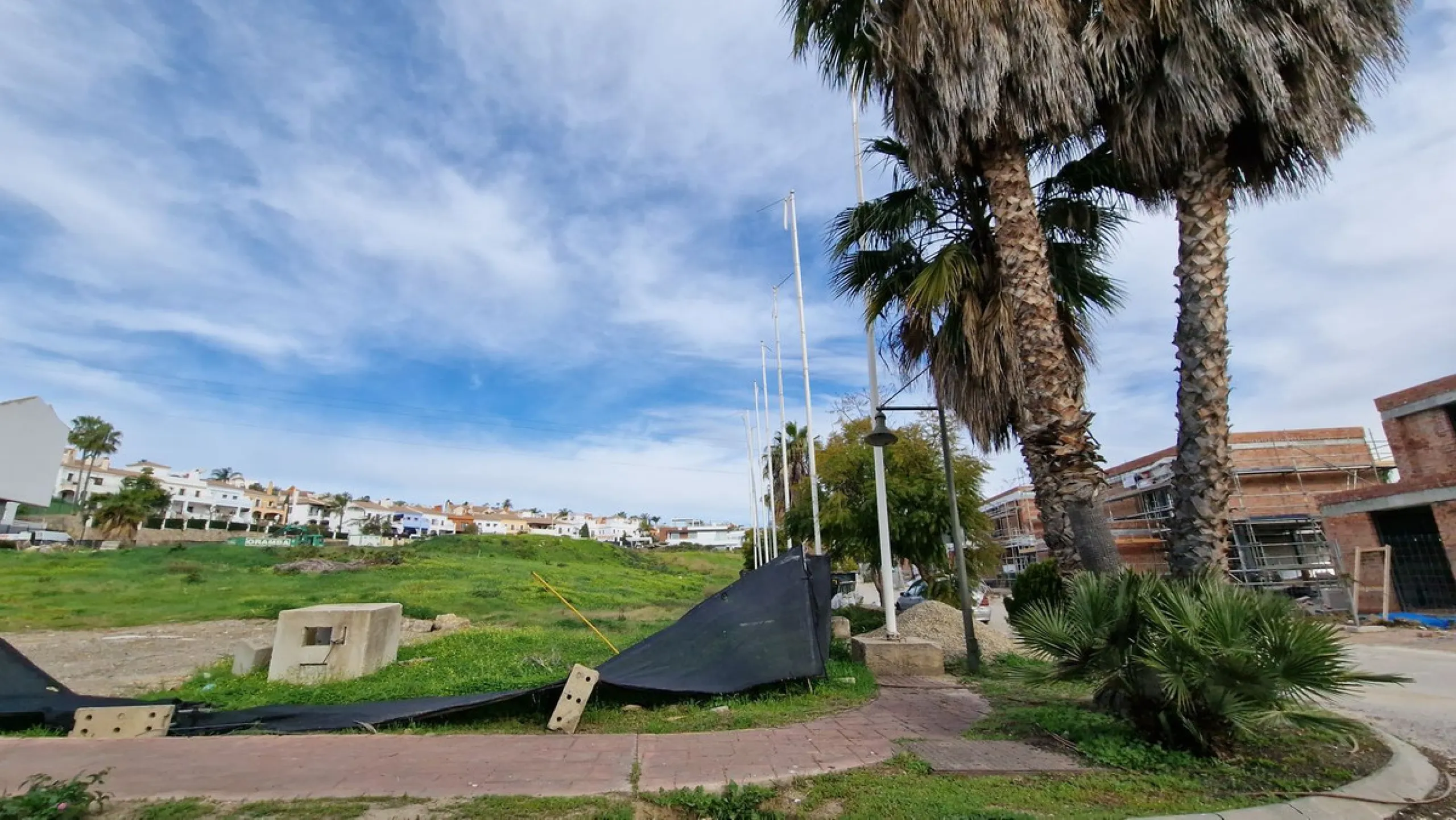 Plot - Residential Plot в продаже в Estepona, Málaga. Площадь дома 3900 м². Площадь участка 9751 м²
