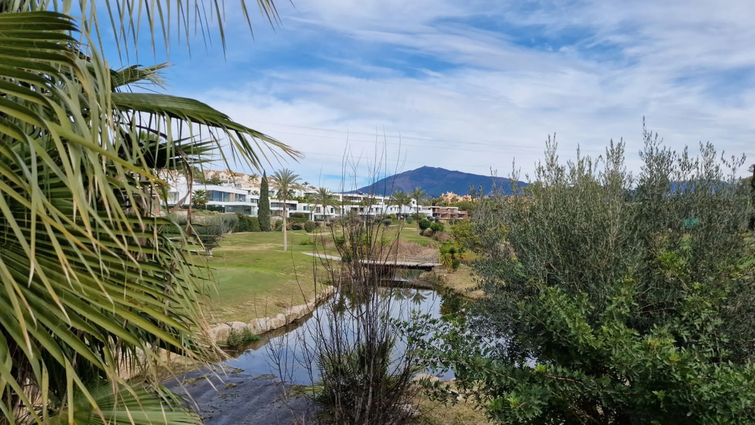 Plot - Residential Plot в продаже в Estepona, Málaga. Площадь дома 3900 м². Площадь участка 9751 м²