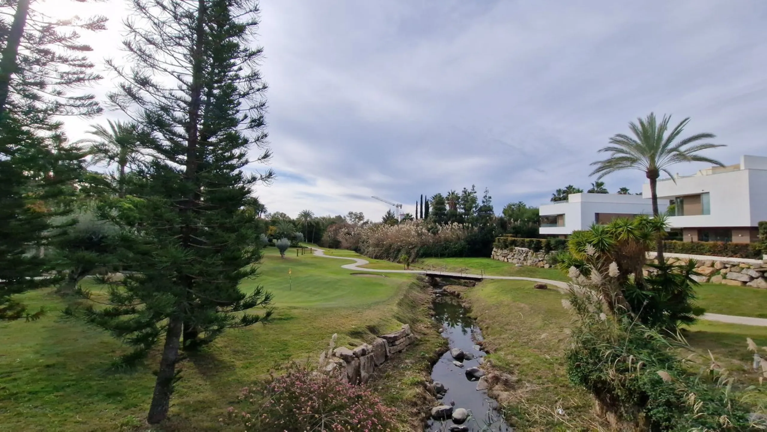 Plot - Residential Plot в продаже в Estepona, Málaga. Площадь дома 3900 м². Площадь участка 9751 м²