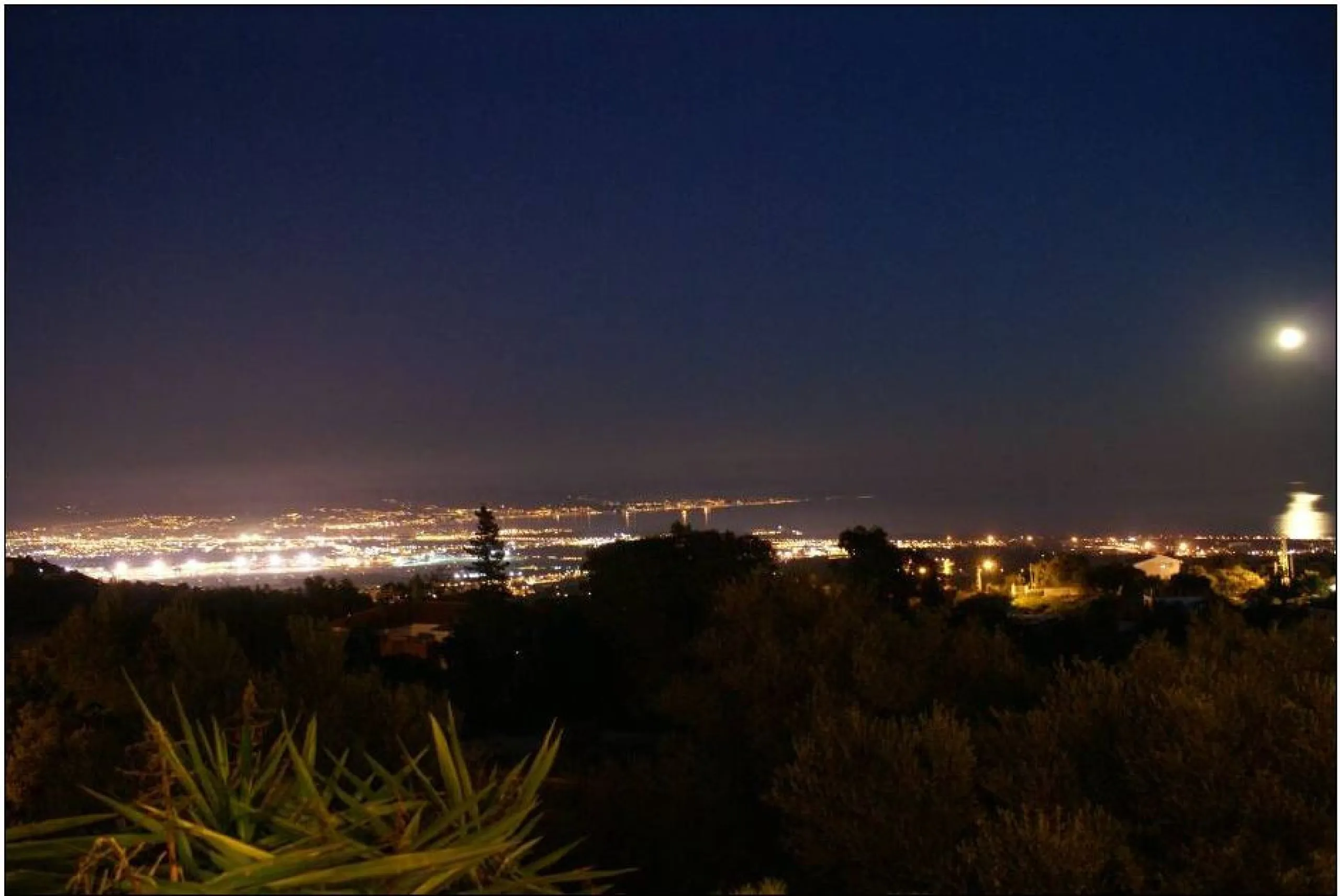 A spectacular property only 5 minutes from Malaga Airport, Leisure Centers and Industrial Polygons. 10 minutes from Malaga capital. 10 minutes from Alhaurín de la Torre, Torremolinos, Benalmadena Pueblo, A  and  15 minutes from other inland villages. 30 m
