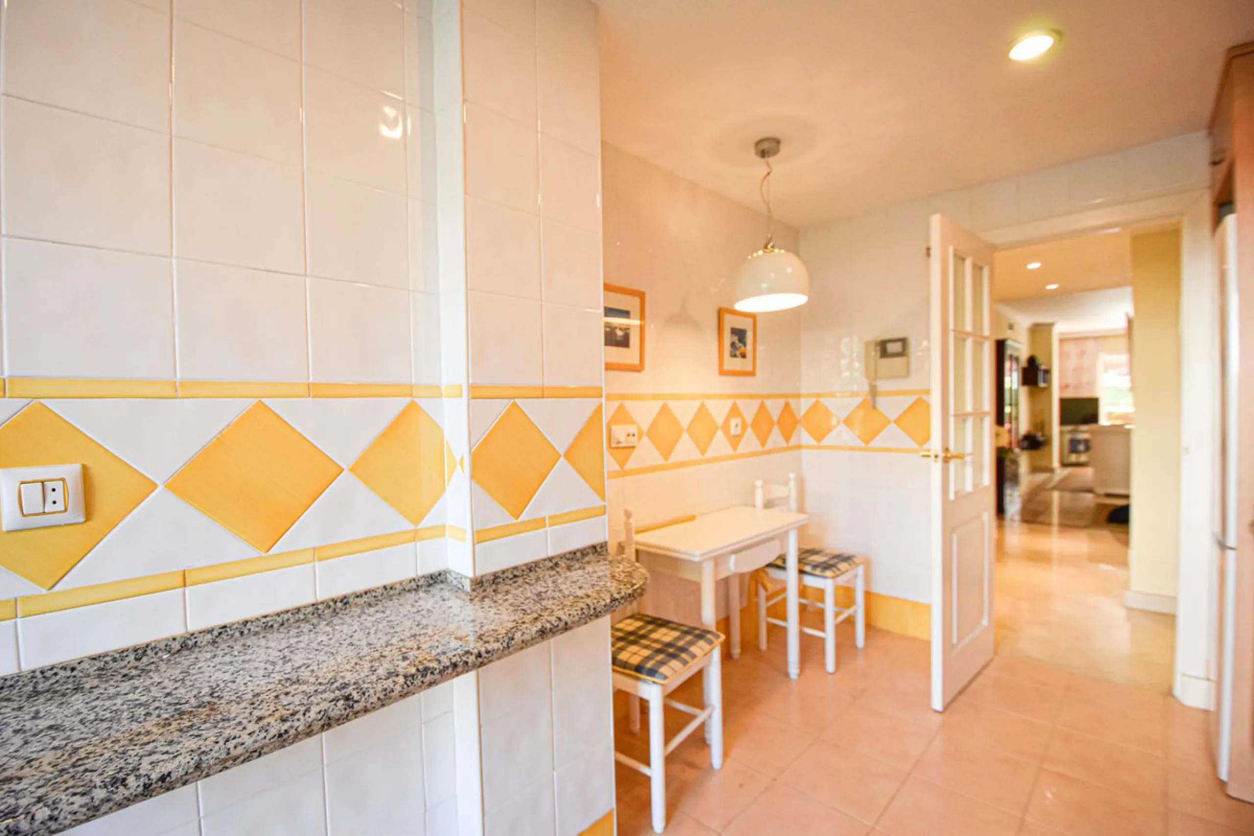 Entdecken Sie diese fantastische Wohnung an der Strandpromenade von San Pedro de Alcántara/Nueva Alcántara, einer der begehrtesten Gegenden von Marbella, nur wenige Schritte vom Meer und der Uferpromenade entfernt