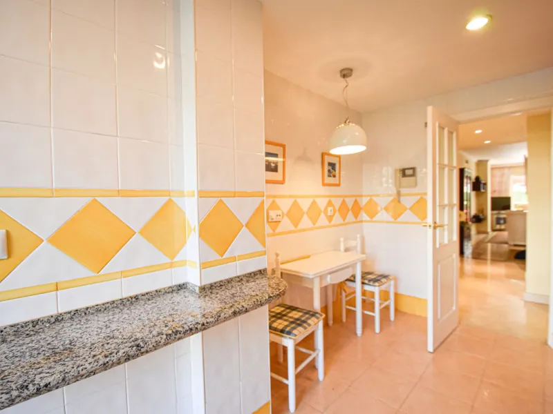 Entdecken Sie diese fantastische Wohnung an der Strandpromenade von San Pedro de Alcántara/Nueva Alcántara, einer der begehrtesten Gegenden von Marbella, nur wenige Schritte vom Meer und der Uferpromenade entfernt