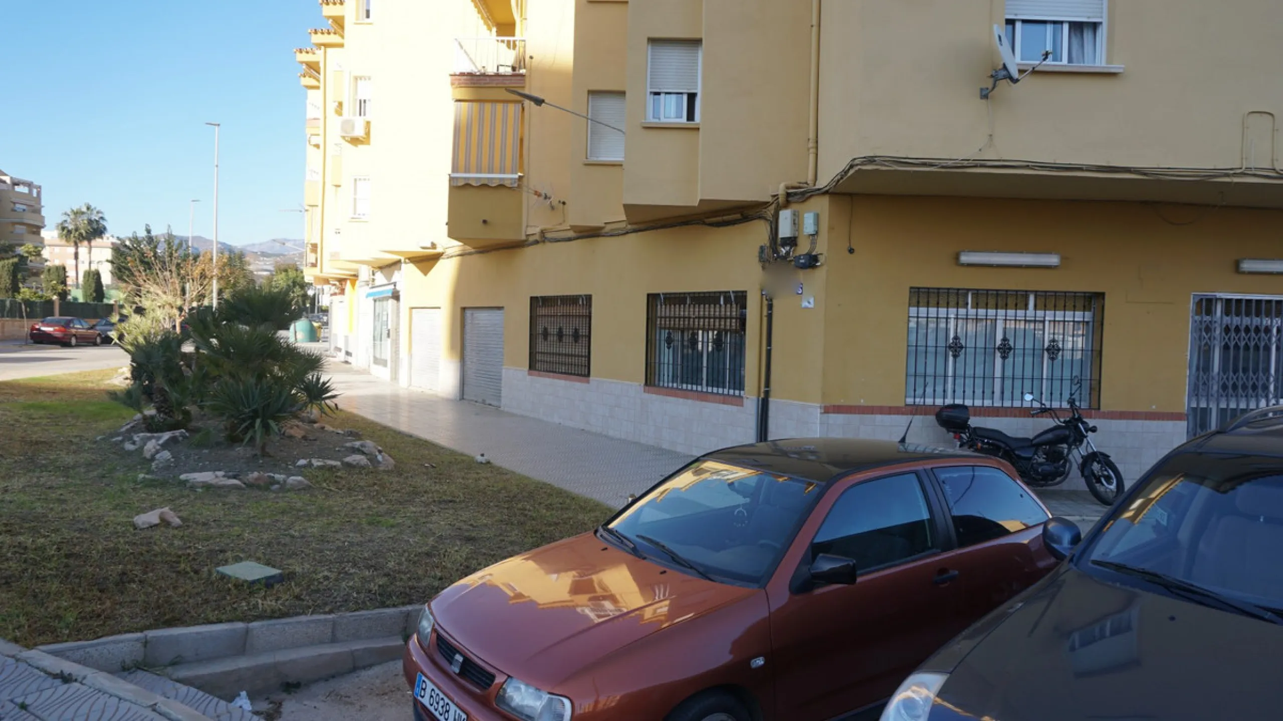 We present you this fantastic and spacious local located in one of the busiest areas. It ́s on the main road that runs through Malaga. This property has endless possibilities. It also has the advantage of having parking in front and next door. You could o