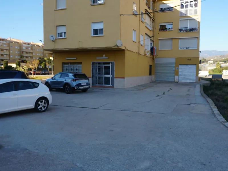 We present you this fantastic and spacious local located in one of the busiest areas. It ́s on the main road that runs through Malaga. This property has endless possibilities. It also has the advantage of having parking in front and next door. You could o