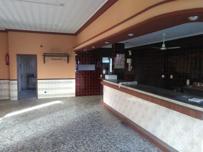 We present you this fantastic and spacious local located in one of the busiest areas. It ́s on the main road that runs through Malaga. This property has endless possibilities. It also has the advantage of having parking in front and next door. You could o