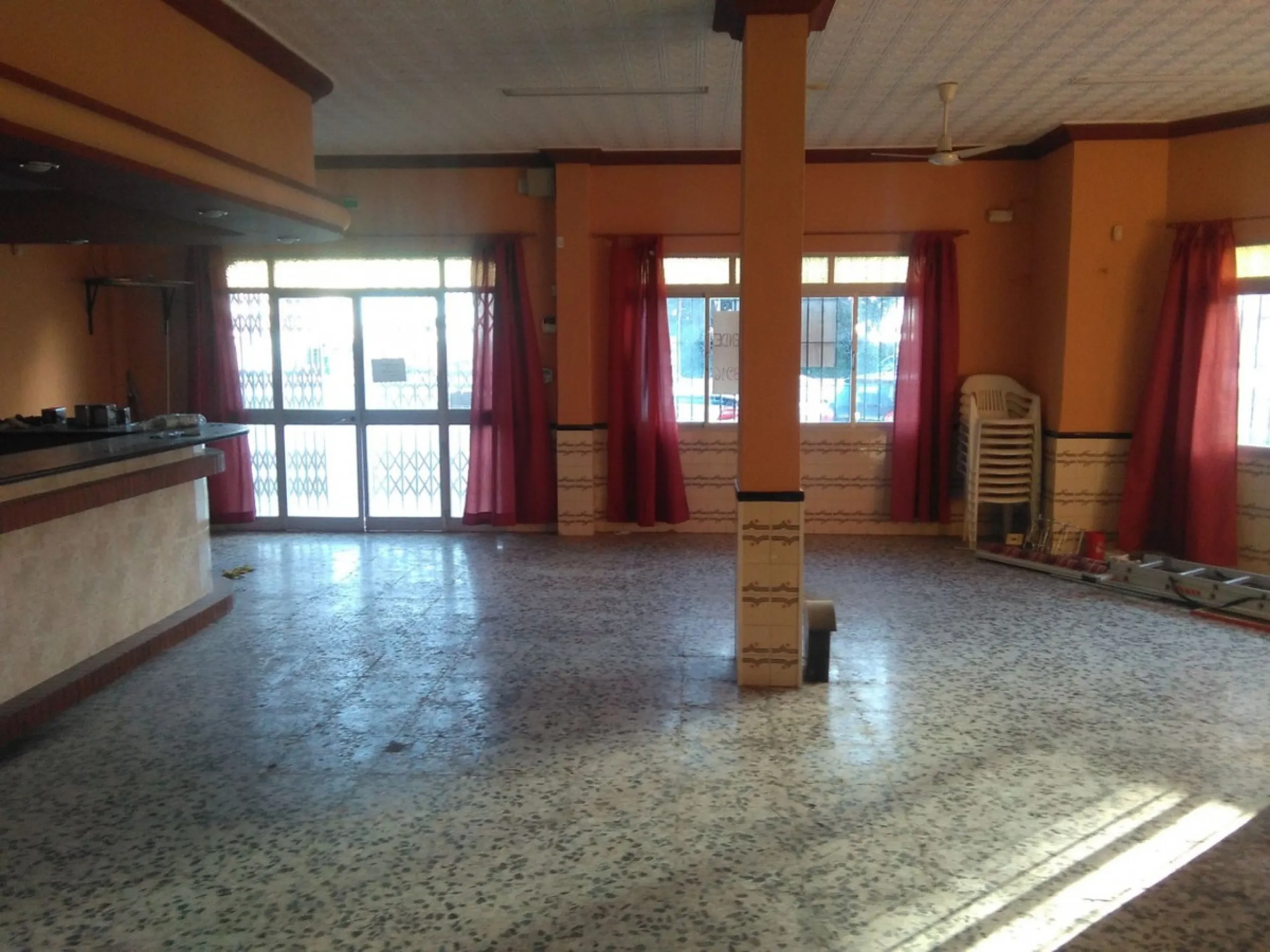We present you this fantastic and spacious local located in one of the busiest areas. It ́s on the main road that runs through Malaga. This property has endless possibilities. It also has the advantage of having parking in front and next door. You could o
