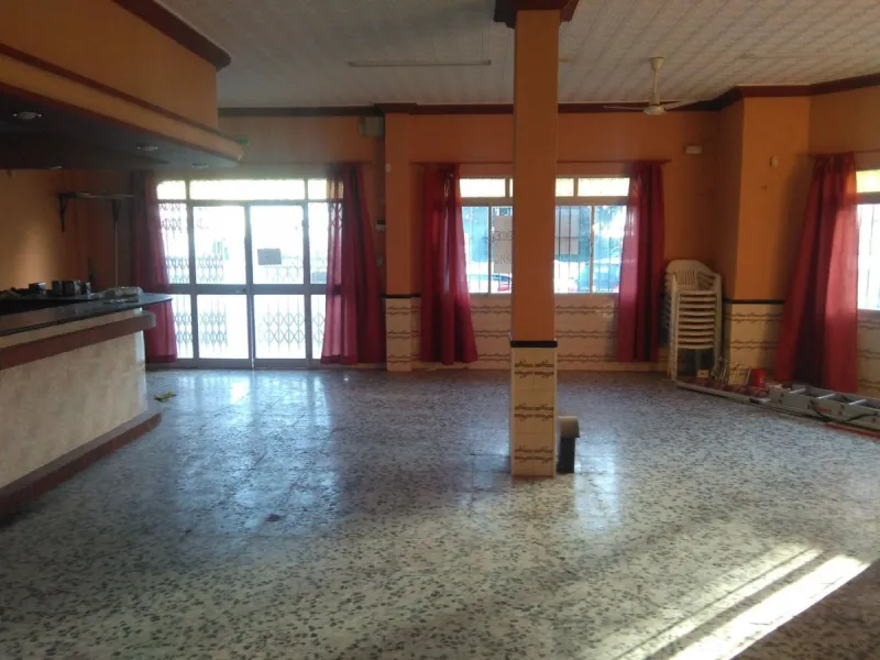We present you this fantastic and spacious local located in one of the busiest areas. It ́s on the main road that runs through Malaga. This property has endless possibilities. It also has the advantage of having parking in front and next door. You could o