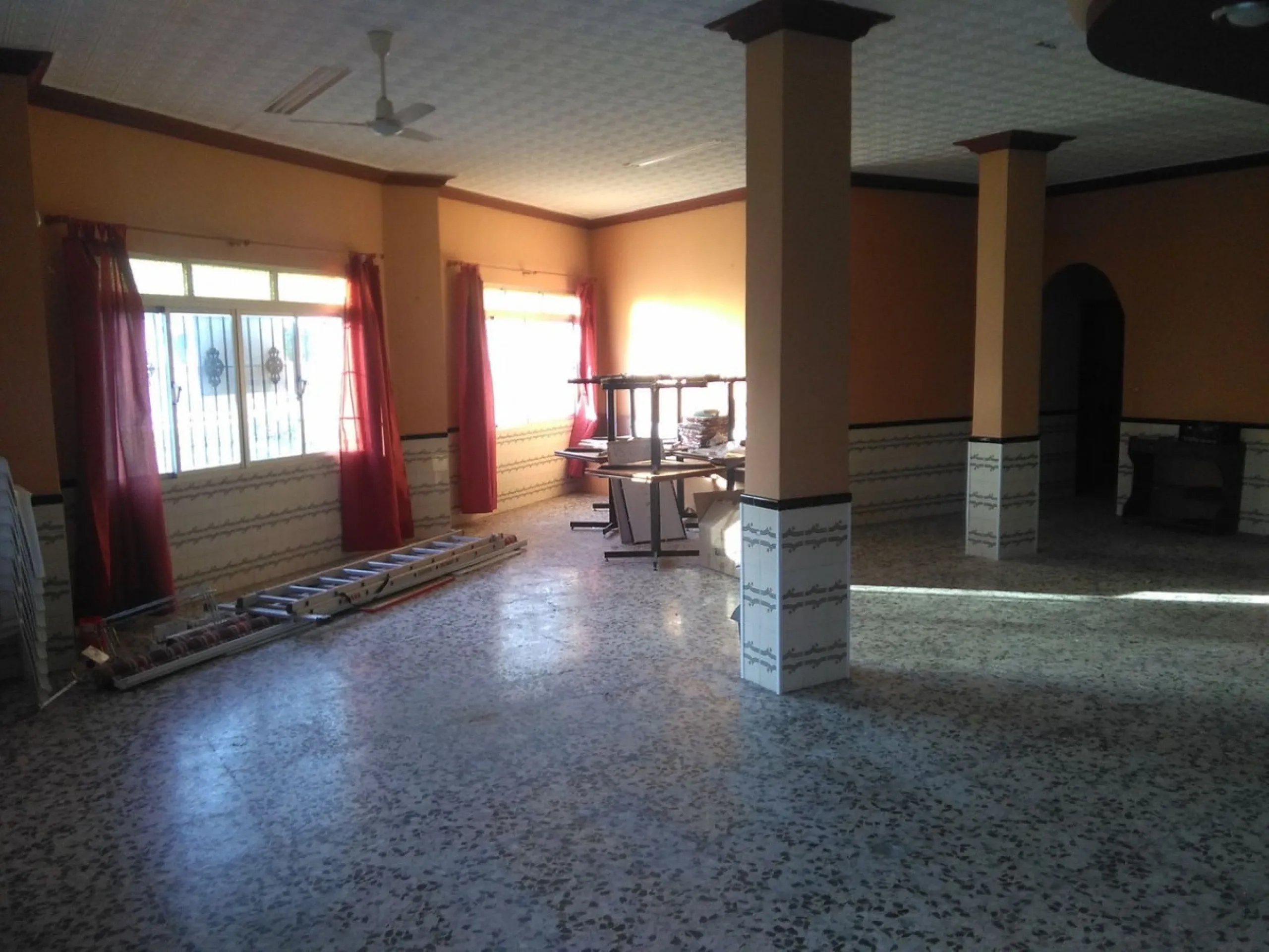 We present you this fantastic and spacious local located in one of the busiest areas. It ́s on the main road that runs through Malaga. This property has endless possibilities. It also has the advantage of having parking in front and next door. You could o