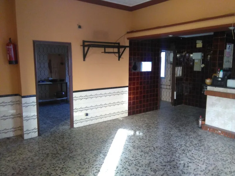 We present you this fantastic and spacious local located in one of the busiest areas. It ́s on the main road that runs through Malaga. This property has endless possibilities. It also has the advantage of having parking in front and next door. You could o