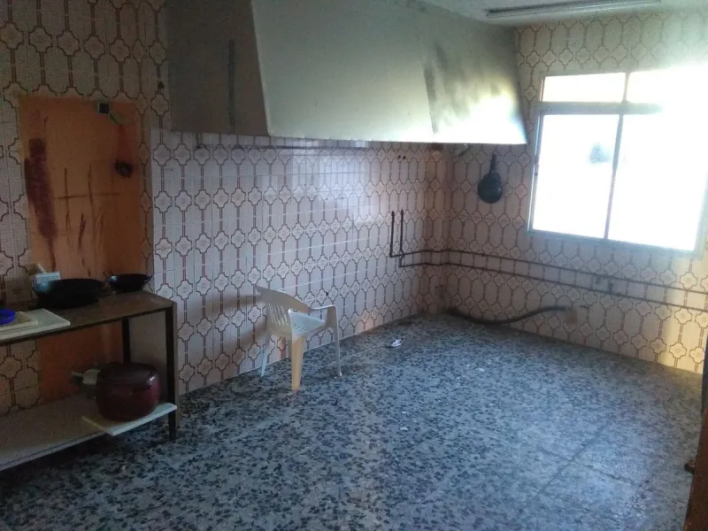 We present you this fantastic and spacious local located in one of the busiest areas. It ́s on the main road that runs through Malaga. This property has endless possibilities. It also has the advantage of having parking in front and next door. You could o