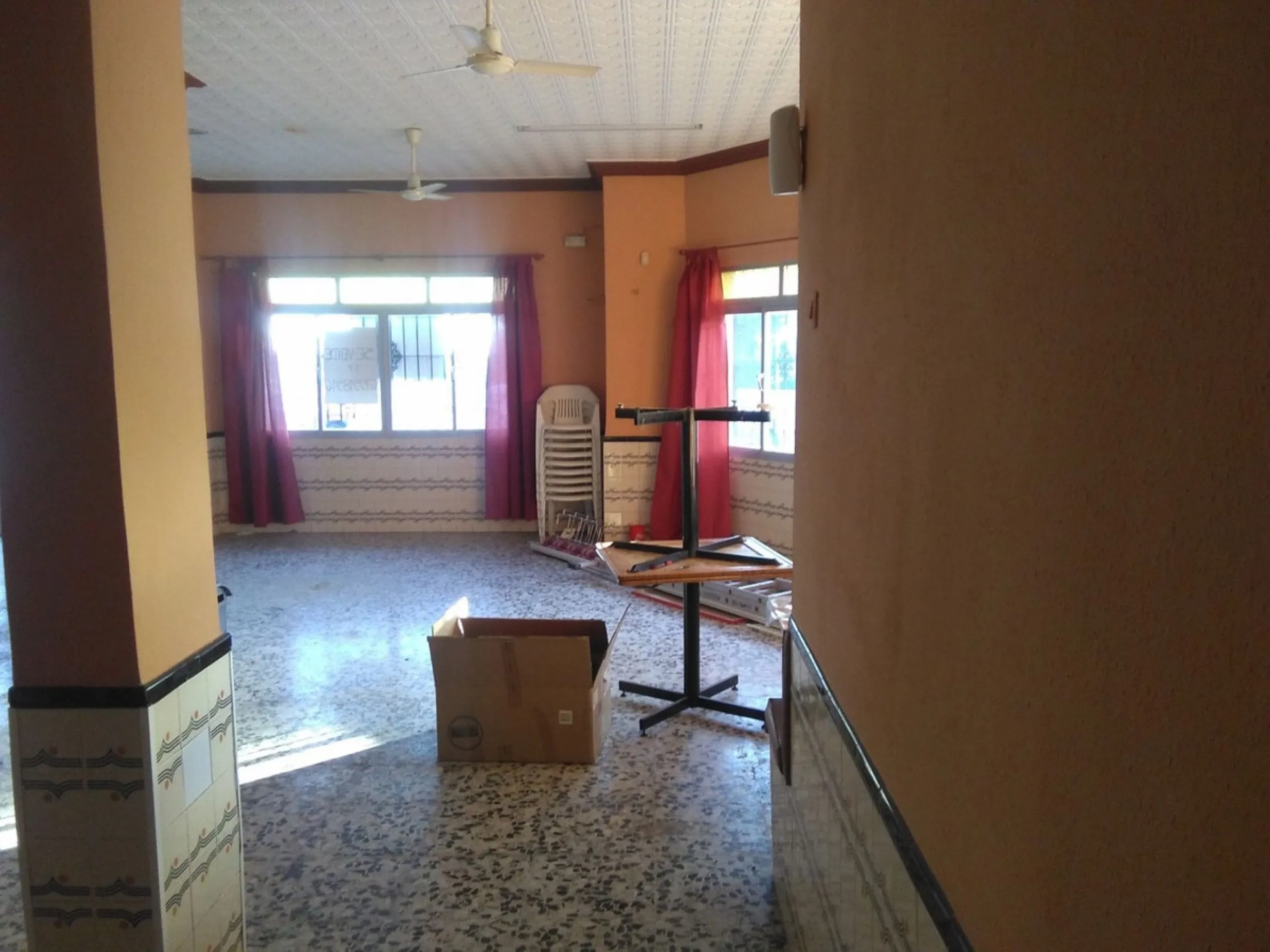 We present you this fantastic and spacious local located in one of the busiest areas. It ́s on the main road that runs through Malaga. This property has endless possibilities. It also has the advantage of having parking in front and next door. You could o