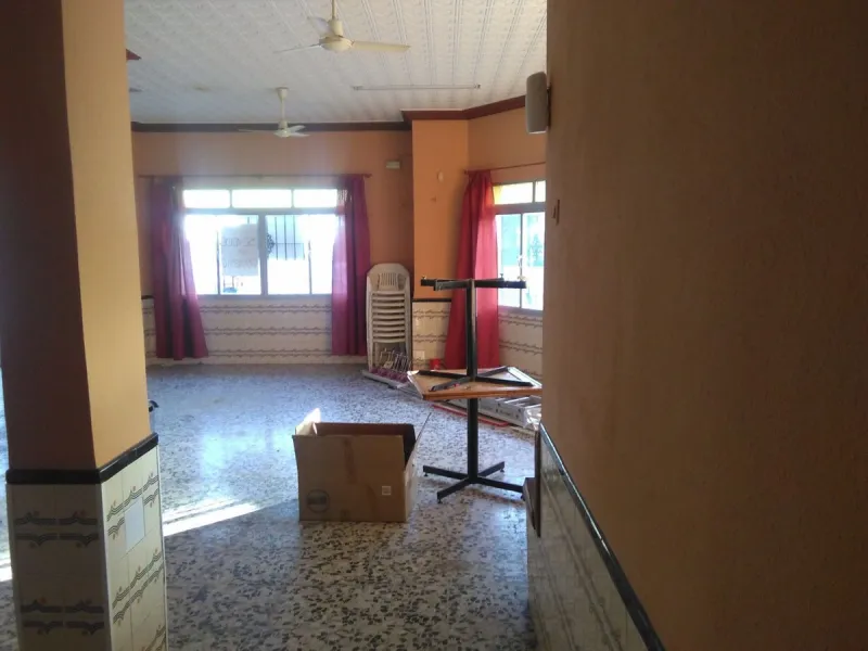 We present you this fantastic and spacious local located in one of the busiest areas. It ́s on the main road that runs through Malaga. This property has endless possibilities. It also has the advantage of having parking in front and next door. You could o
