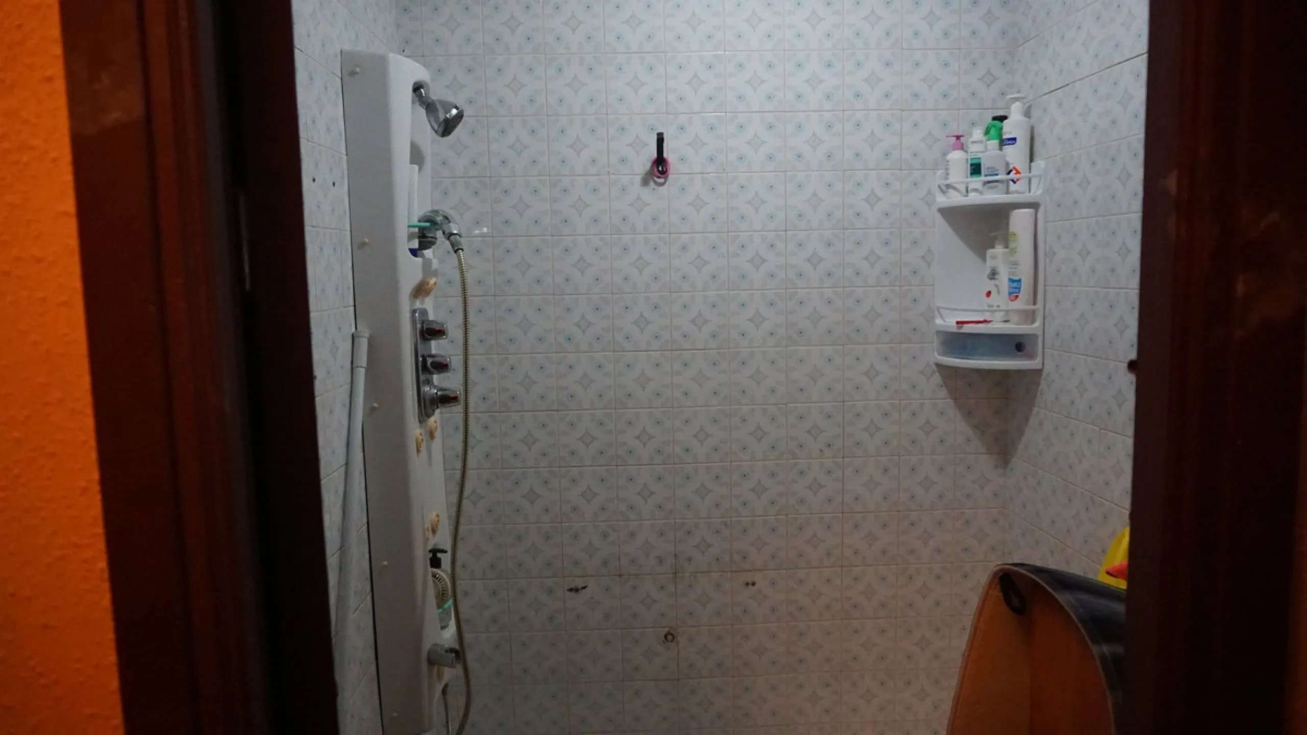We present you this fantastic and spacious local located in one of the busiest areas. It ́s on the main road that runs through Malaga. This property has endless possibilities. It also has the advantage of having parking in front and next door. You could o