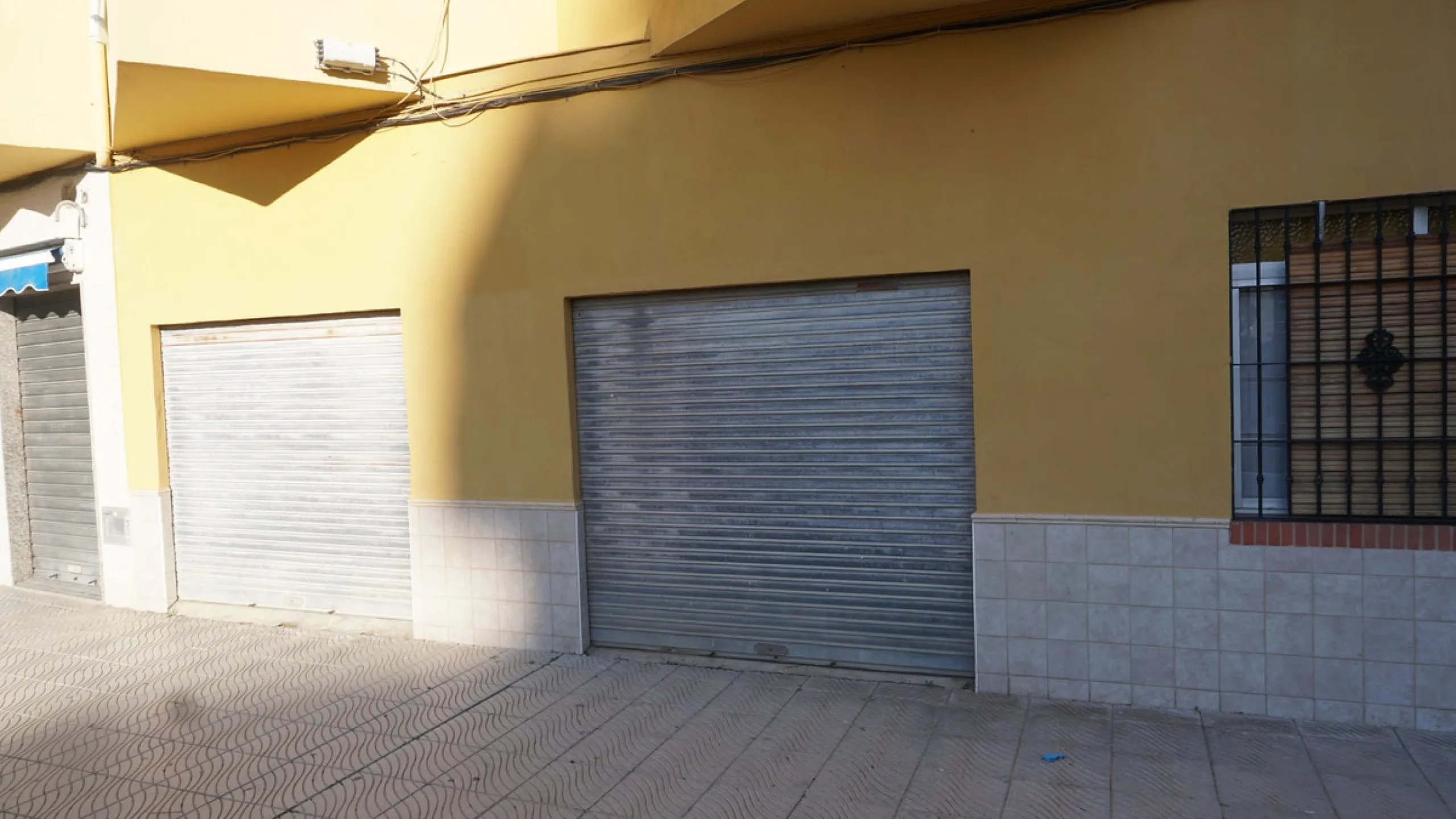 We present you this fantastic and spacious local located in one of the busiest areas. It ́s on the main road that runs through Malaga. This property has endless possibilities. It also has the advantage of having parking in front and next door. You could o