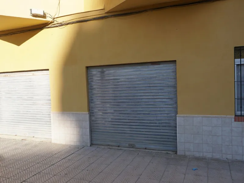 We present you this fantastic and spacious local located in one of the busiest areas. It ́s on the main road that runs through Malaga. This property has endless possibilities. It also has the advantage of having parking in front and next door. You could o