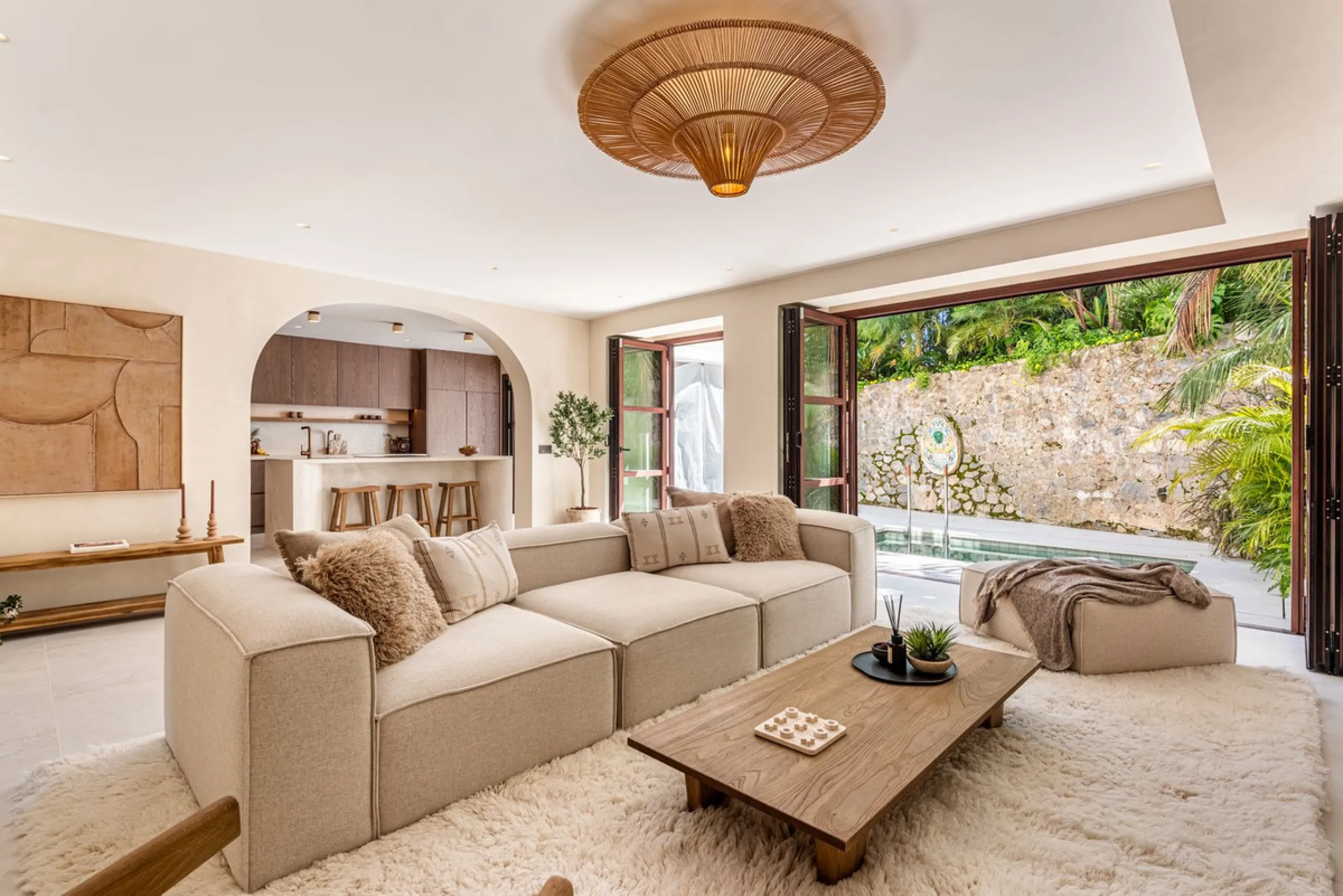 A fully renovated and exceptional townhouse located in the charming and highly sought-after community of La Virginia, on Marbella's prestigious Golden Mile.