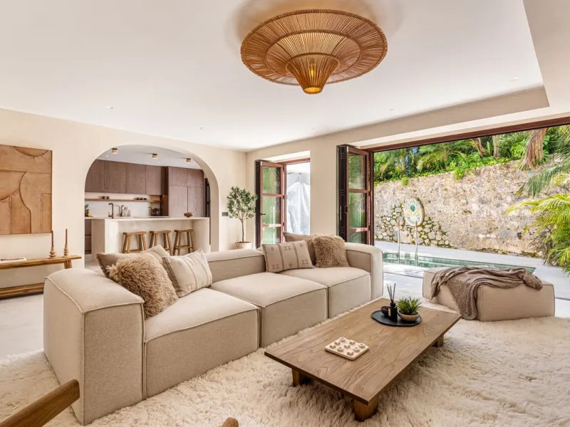 A fully renovated and exceptional townhouse located in the charming and highly sought-after community of La Virginia, on Marbella's prestigious Golden Mile.