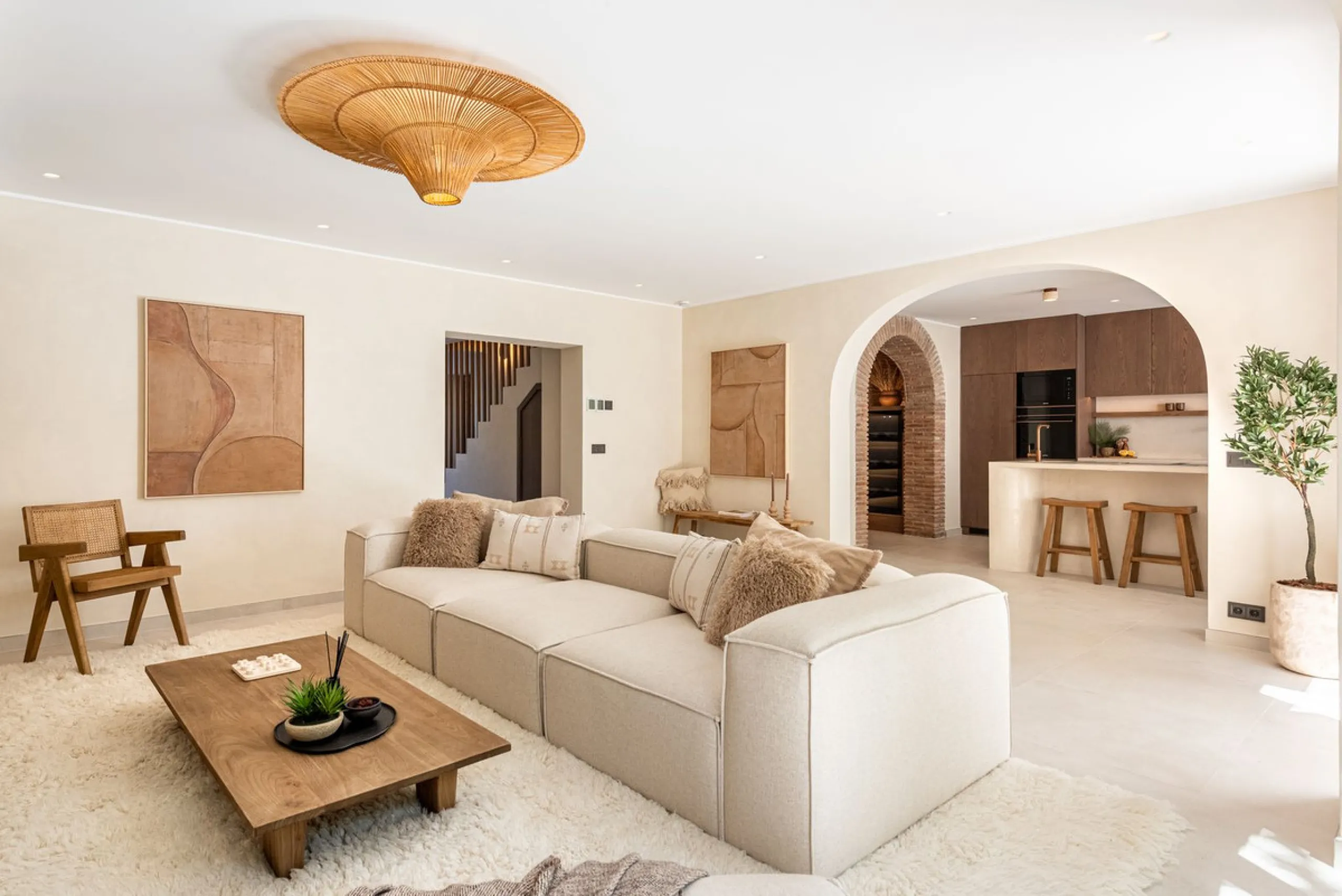 A fully renovated and exceptional townhouse located in the charming and highly sought-after community of La Virginia, on Marbella's prestigious Golden Mile.