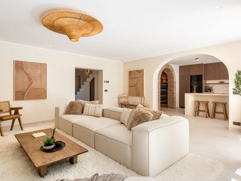 A fully renovated and exceptional townhouse located in the charming and highly sought-after community of La Virginia, on Marbella's prestigious Golden Mile.