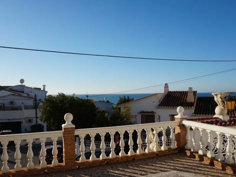 This beautiful property is perfect for anyone who wants to invest in a big family house with a lot of potential and different possibilities. Or for someone who is looking to open a B&B style business. The property is made up by 10 apartments which are com