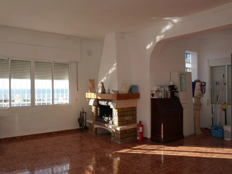 This beautiful property is perfect for anyone who wants to invest in a big family house with a lot of potential and different possibilities. Or for someone who is looking to open a B&B style business. The property is made up by 10 apartments which are com