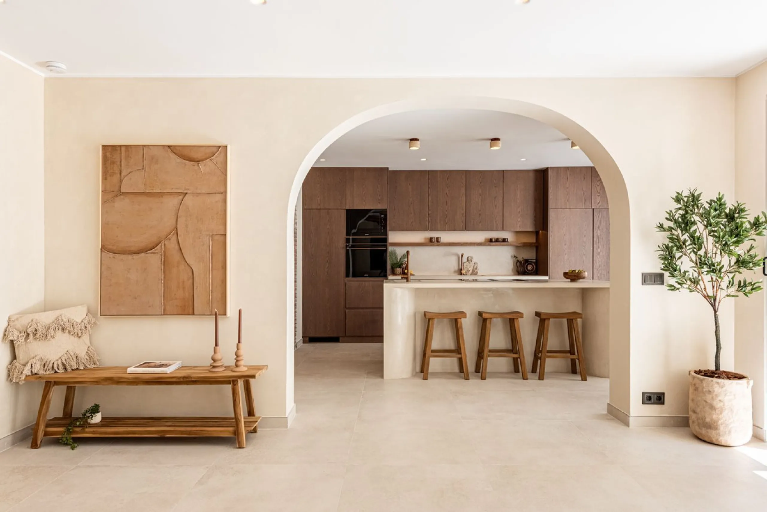 A fully renovated and exceptional townhouse located in the charming and highly sought-after community of La Virginia, on Marbella's prestigious Golden Mile.