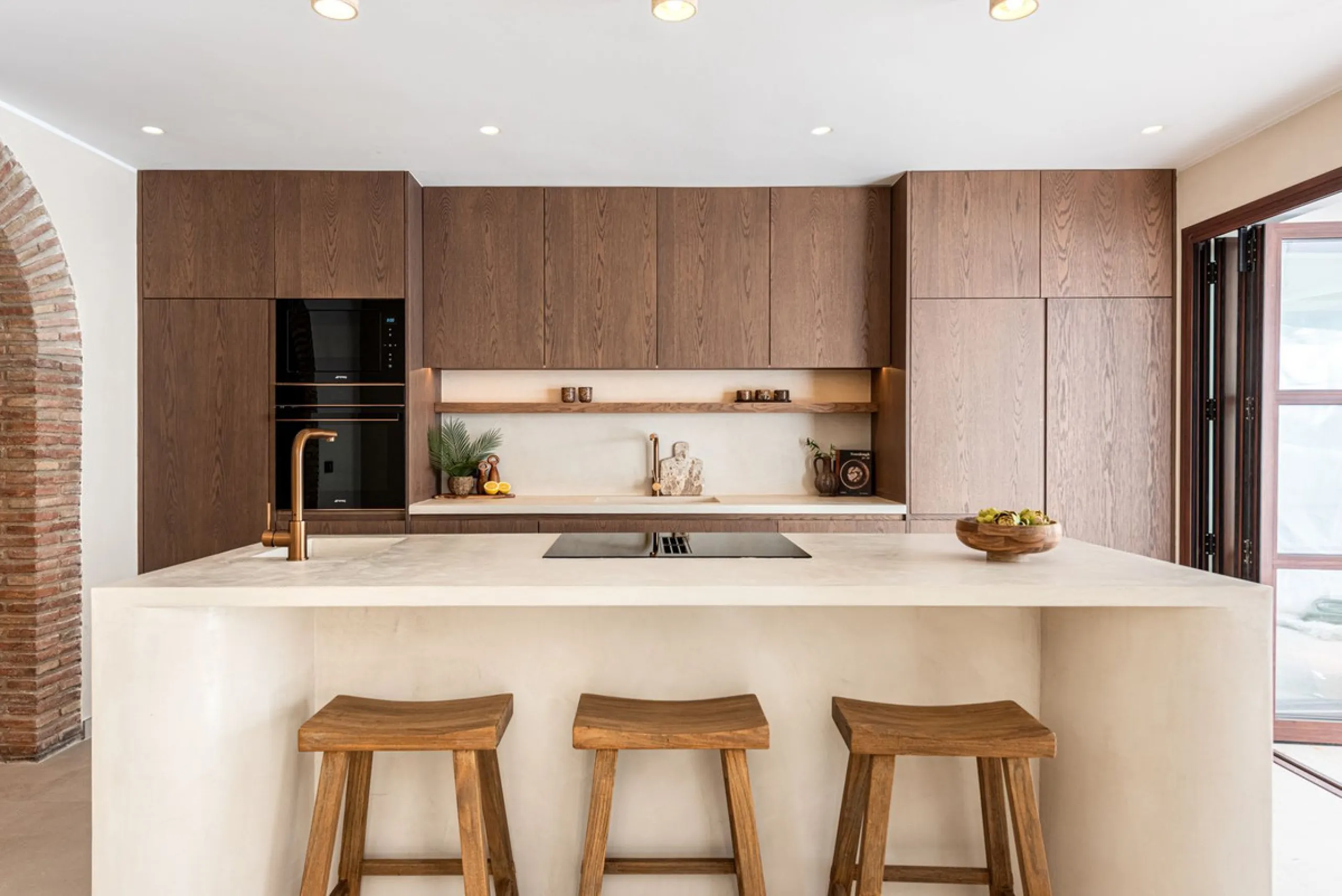 A fully renovated and exceptional townhouse located in the charming and highly sought-after community of La Virginia, on Marbella's prestigious Golden Mile.