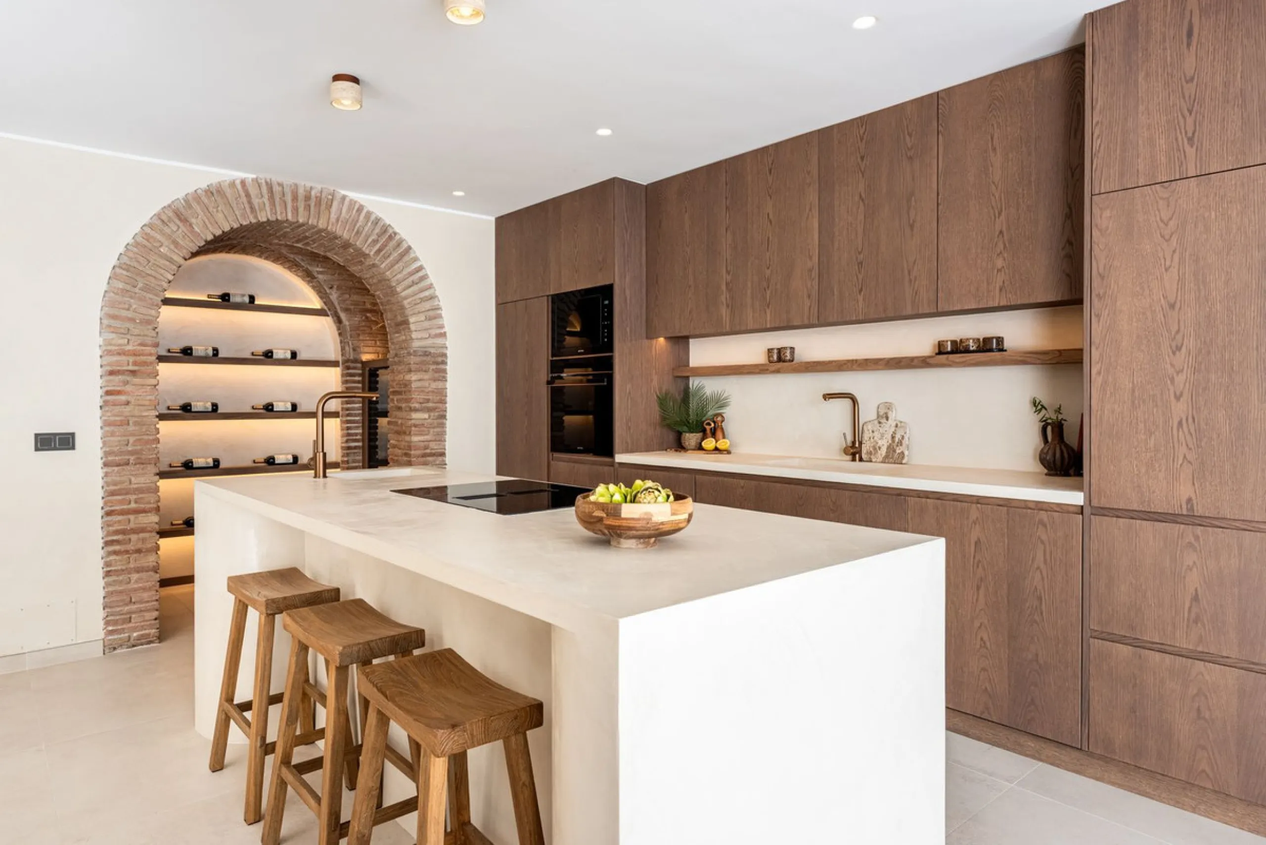 A fully renovated and exceptional townhouse located in the charming and highly sought-after community of La Virginia, on Marbella's prestigious Golden Mile.