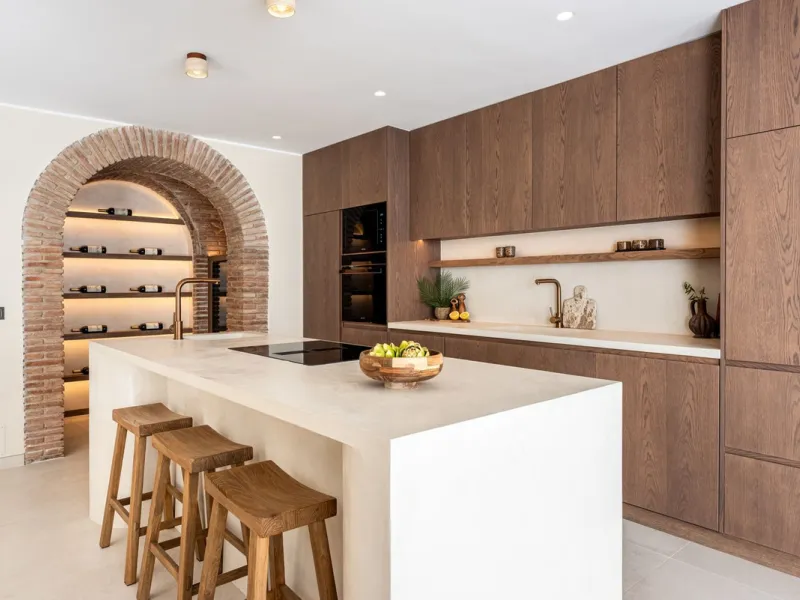 A fully renovated and exceptional townhouse located in the charming and highly sought-after community of La Virginia, on Marbella's prestigious Golden Mile.