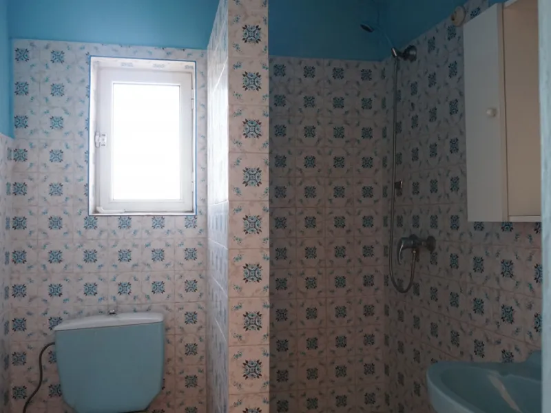 This beautiful property is perfect for anyone who wants to invest in a big family house with a lot of potential and different possibilities. Or for someone who is looking to open a B&B style business. The property is made up by 10 apartments which are com