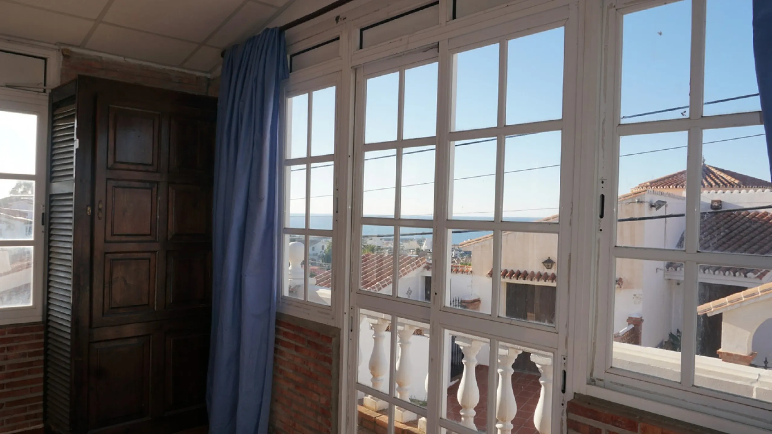 This beautiful property is perfect for anyone who wants to invest in a big family house with a lot of potential and different possibilities. Or for someone who is looking to open a B&B style business. The property is made up by 10 apartments which are com