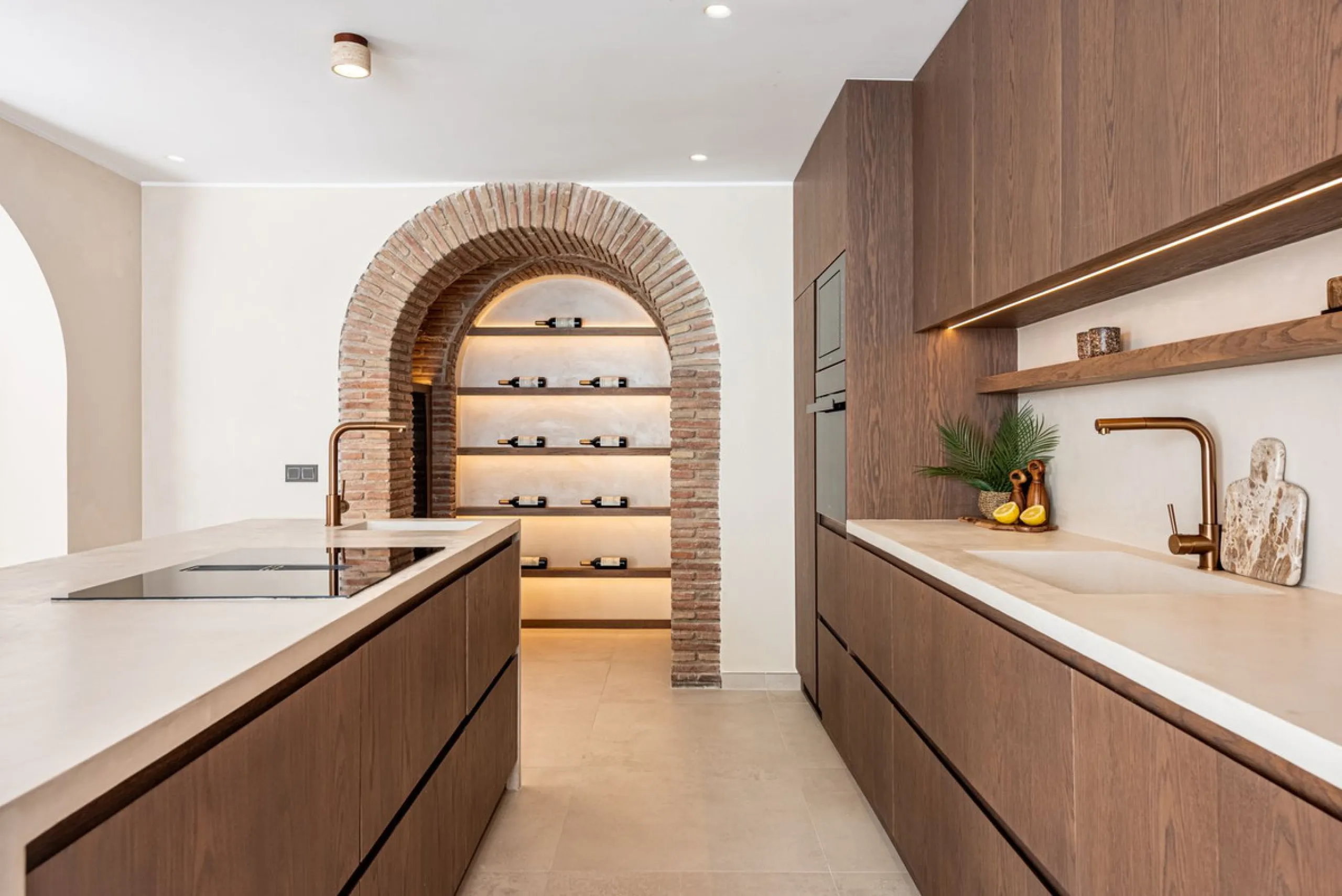 A fully renovated and exceptional townhouse located in the charming and highly sought-after community of La Virginia, on Marbella's prestigious Golden Mile.
