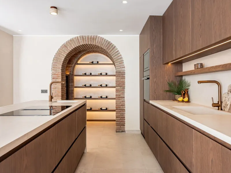 A fully renovated and exceptional townhouse located in the charming and highly sought-after community of La Virginia, on Marbella's prestigious Golden Mile.