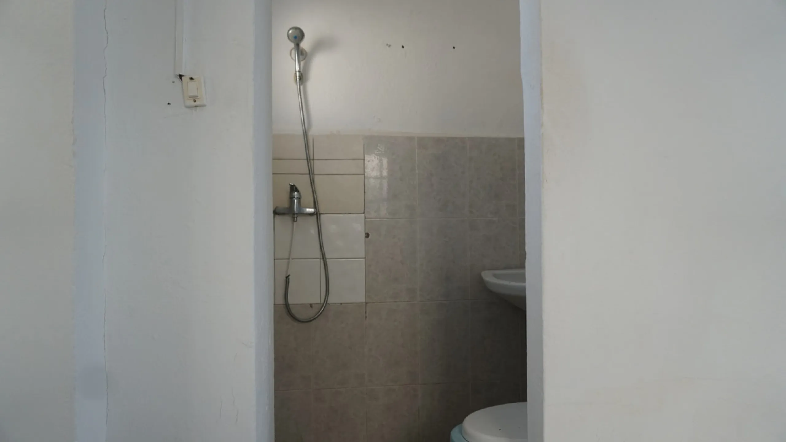This beautiful property is perfect for anyone who wants to invest in a big family house with a lot of potential and different possibilities. Or for someone who is looking to open a B&B style business. The property is made up by 10 apartments which are com