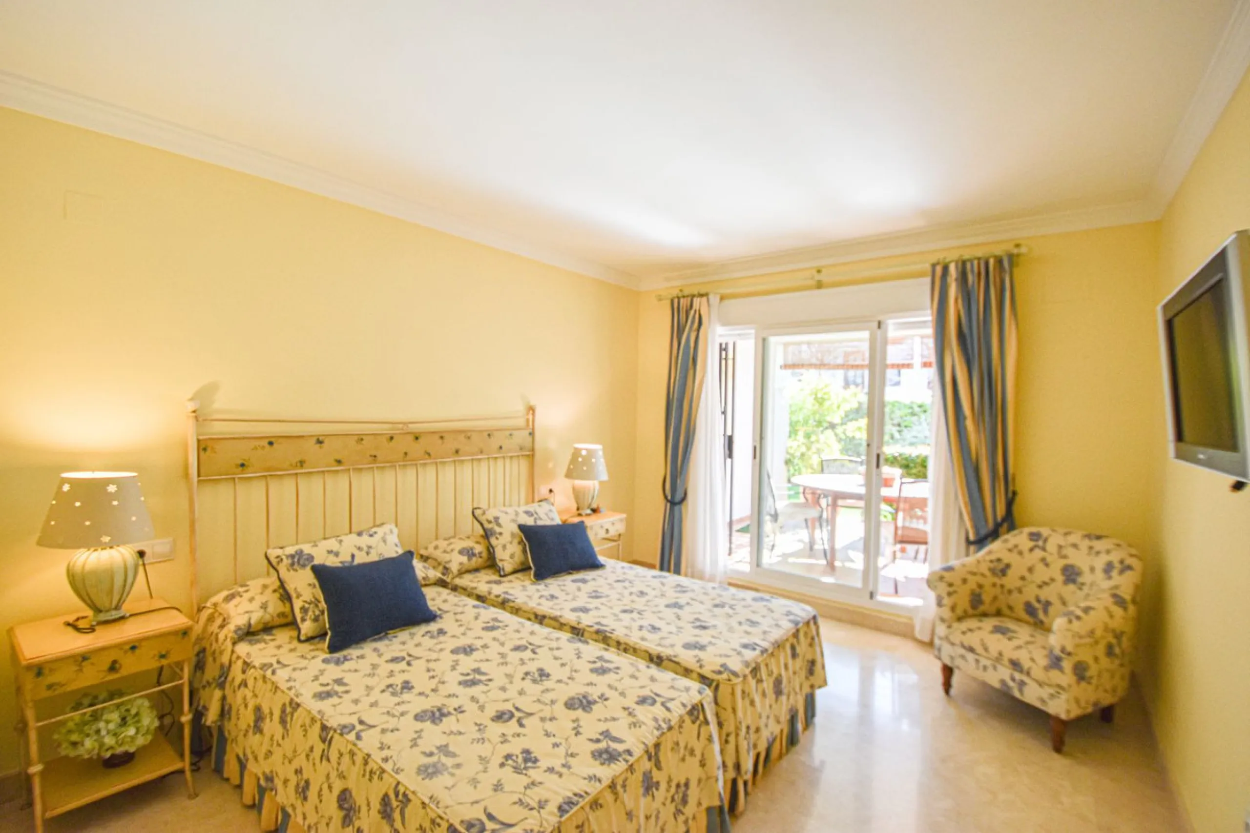 Entdecken Sie diese fantastische Wohnung an der Strandpromenade von San Pedro de Alcántara/Nueva Alcántara, einer der begehrtesten Gegenden von Marbella, nur wenige Schritte vom Meer und der Uferpromenade entfernt