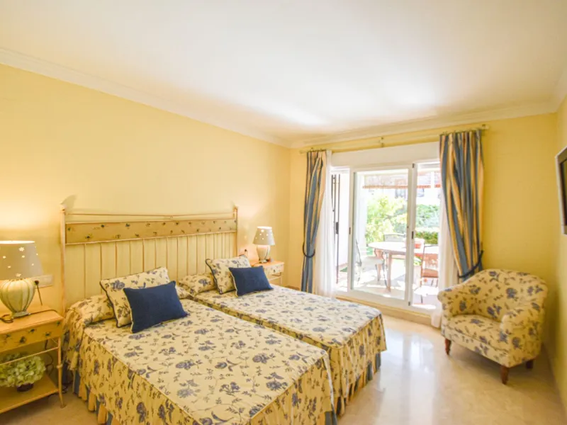 Entdecken Sie diese fantastische Wohnung an der Strandpromenade von San Pedro de Alcántara/Nueva Alcántara, einer der begehrtesten Gegenden von Marbella, nur wenige Schritte vom Meer und der Uferpromenade entfernt