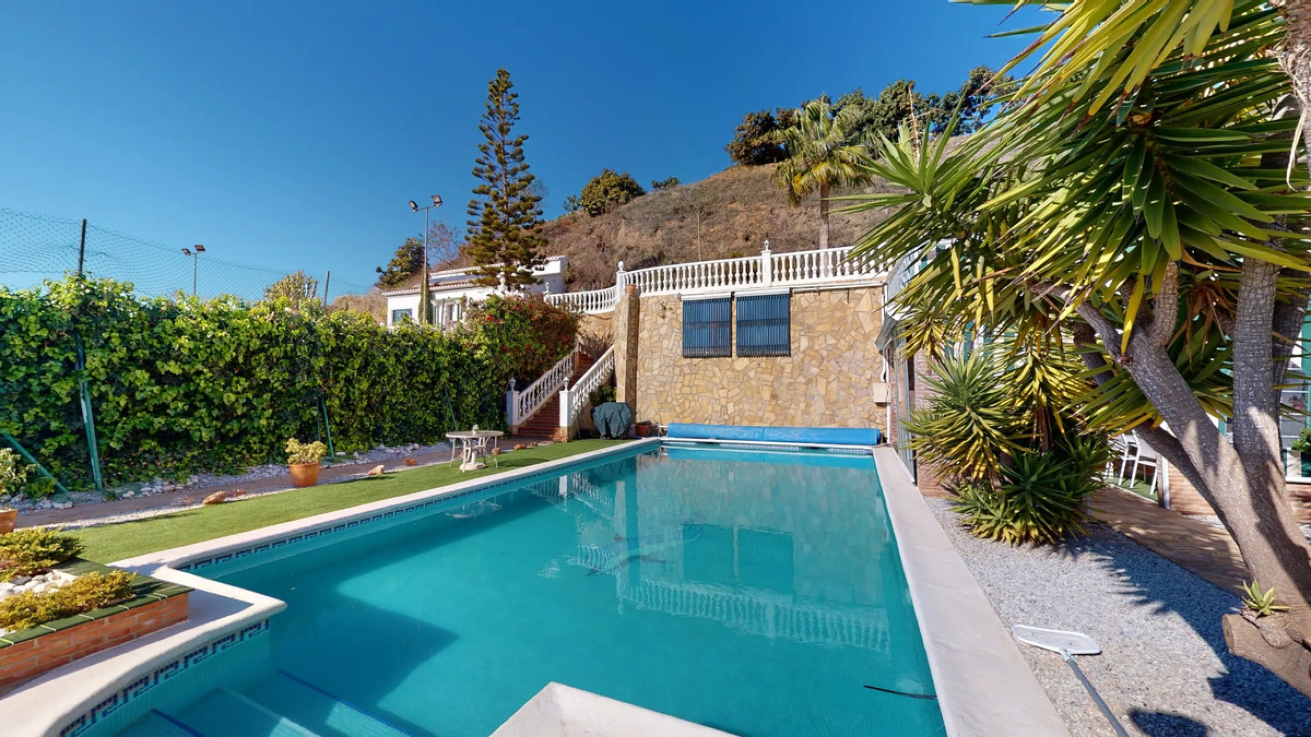 Have you always dreamed of a large, stately home with space for the whole family? Then we have the perfect property for you. This villa of about 500m2 is divided into two semi-detached houses. Two residential units with their own entrances and five levels