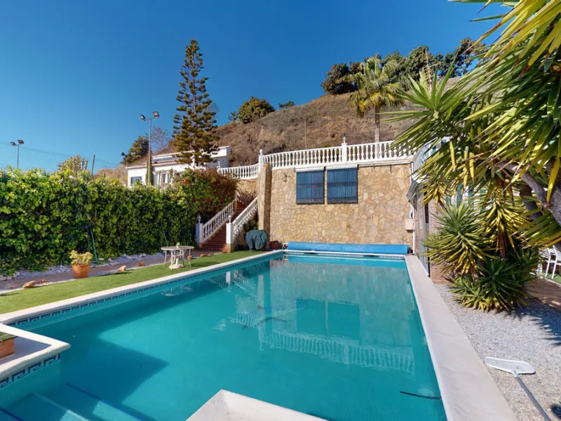 Have you always dreamed of a large, stately home with space for the whole family? Then we have the perfect property for you. This villa of about 500m2 is divided into two semi-detached houses. Two residential units with their own entrances and five levels