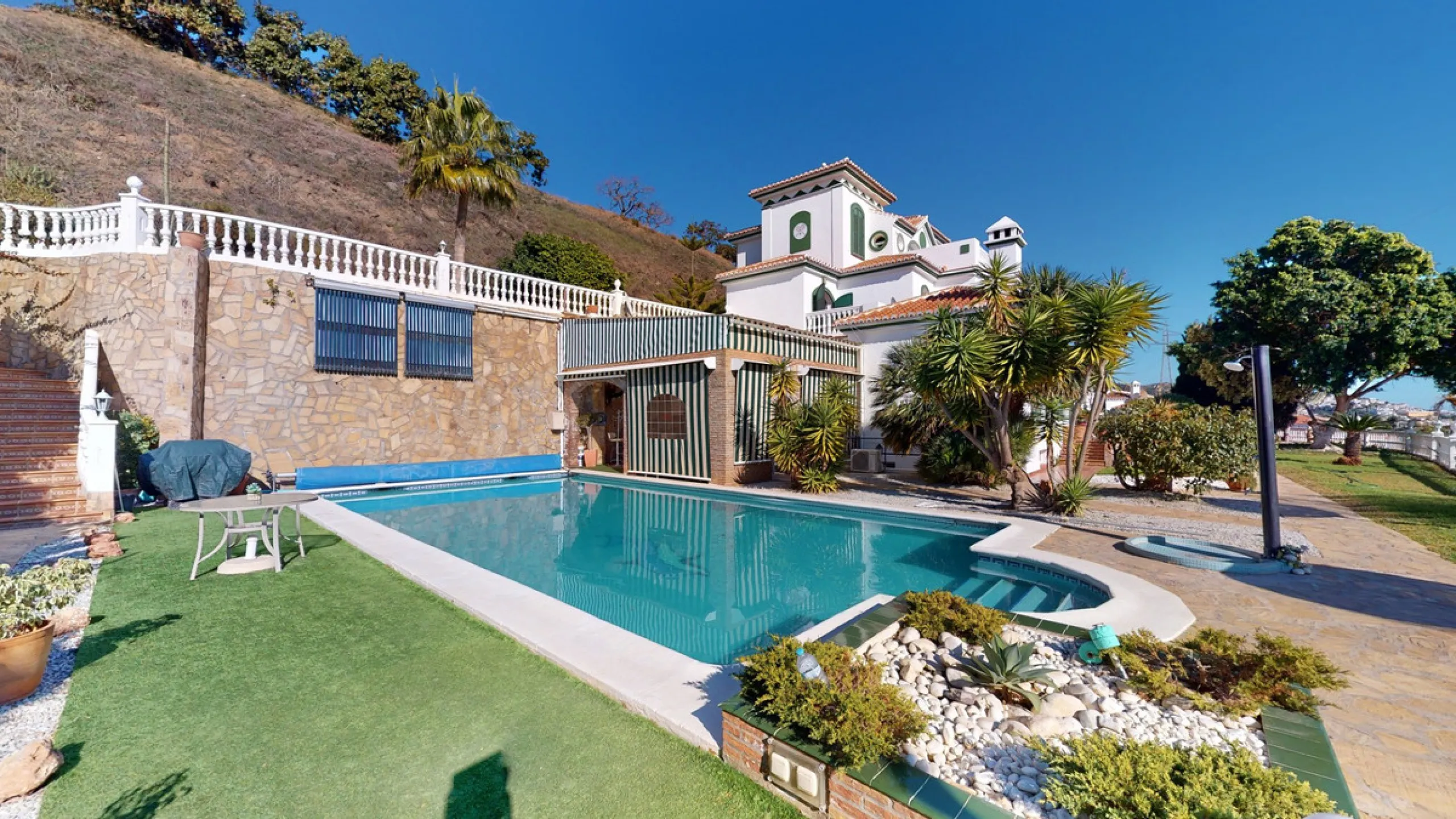 Have you always dreamed of a large, stately home with space for the whole family? Then we have the perfect property for you. This villa of about 500m2 is divided into two semi-detached houses. Two residential units with their own entrances and five levels
