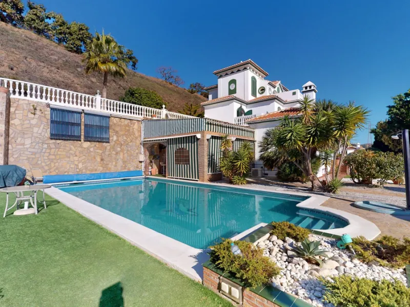 Have you always dreamed of a large, stately home with space for the whole family? Then we have the perfect property for you. This villa of about 500m2 is divided into two semi-detached houses. Two residential units with their own entrances and five levels