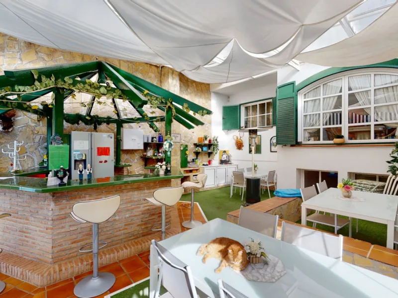 Have you always dreamed of a large, stately home with space for the whole family? Then we have the perfect property for you. This villa of about 500m2 is divided into two semi-detached houses. Two residential units with their own entrances and five levels
