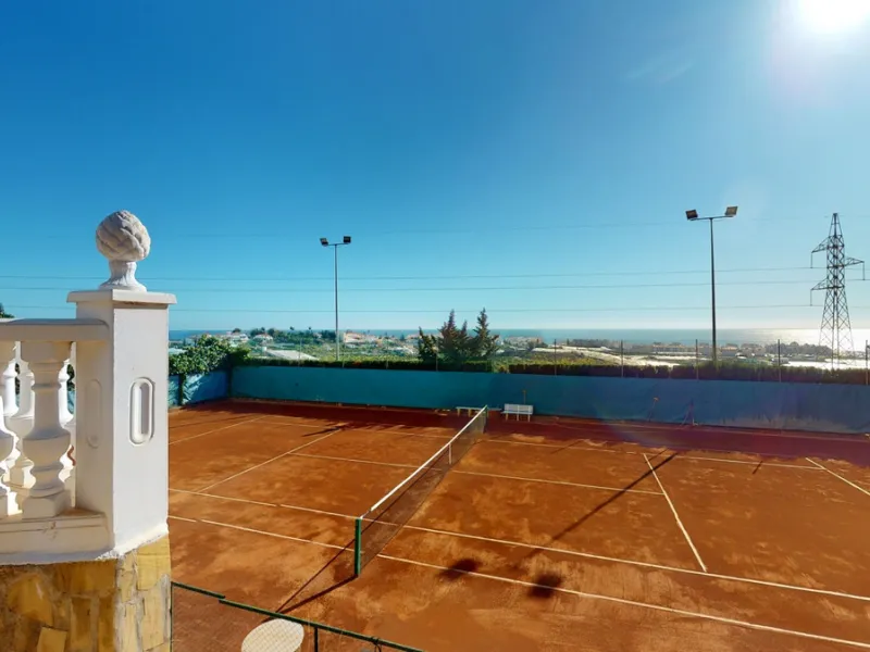 Have you always dreamed of a large, stately home with space for the whole family? Then we have the perfect property for you. This villa of about 500m2 is divided into two semi-detached houses. Two residential units with their own entrances and five levels