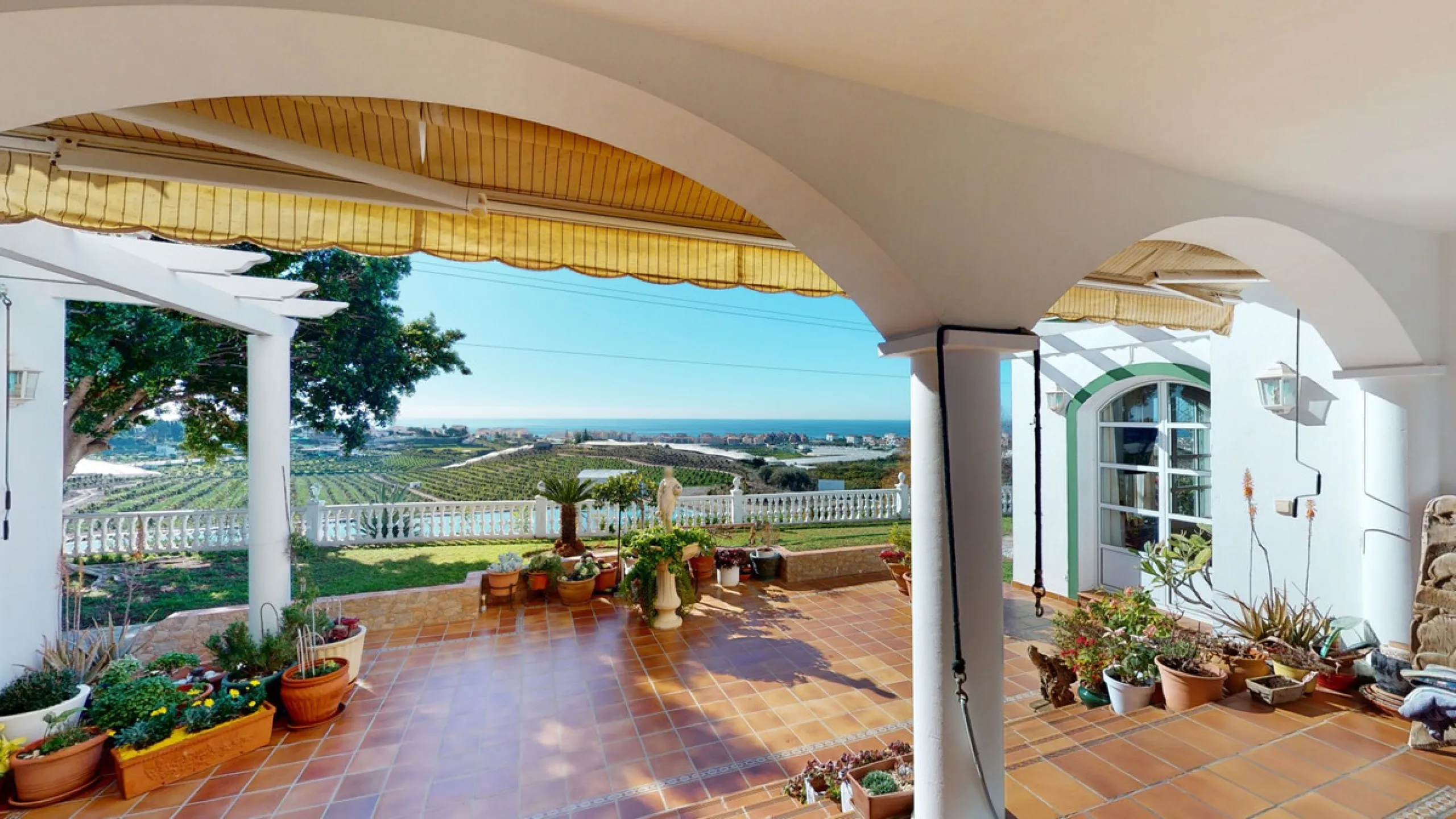 Have you always dreamed of a large, stately home with space for the whole family? Then we have the perfect property for you. This villa of about 500m2 is divided into two semi-detached houses. Two residential units with their own entrances and five levels