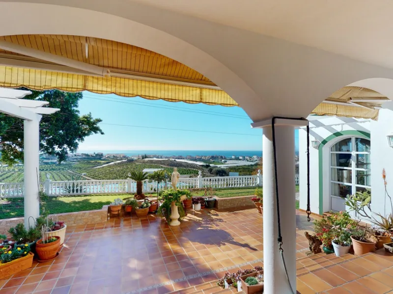 Have you always dreamed of a large, stately home with space for the whole family? Then we have the perfect property for you. This villa of about 500m2 is divided into two semi-detached houses. Two residential units with their own entrances and five levels