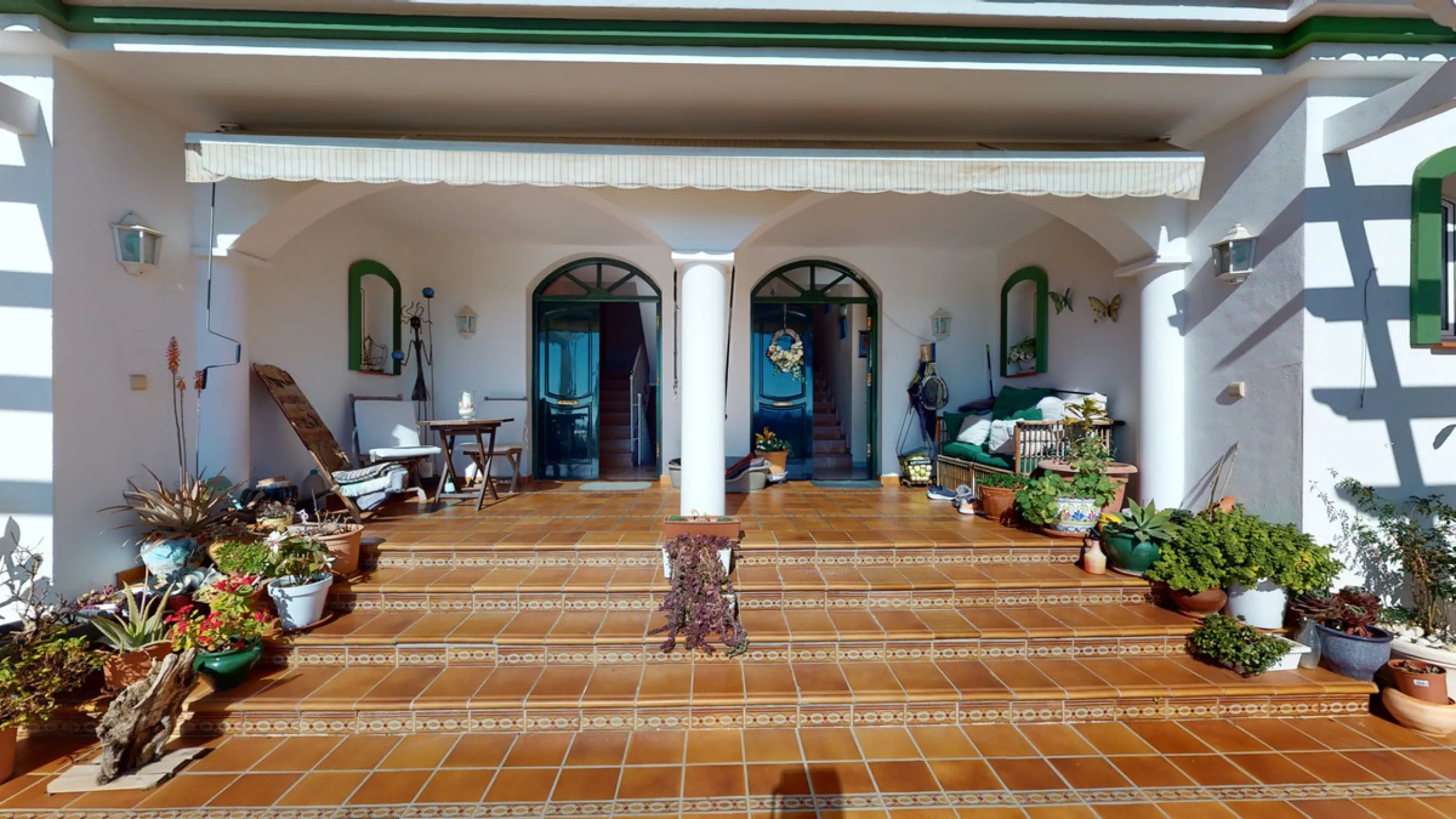 Have you always dreamed of a large, stately home with space for the whole family? Then we have the perfect property for you. This villa of about 500m2 is divided into two semi-detached houses. Two residential units with their own entrances and five levels
