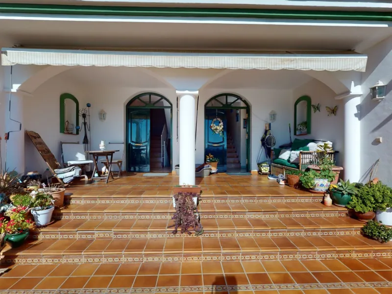 Have you always dreamed of a large, stately home with space for the whole family? Then we have the perfect property for you. This villa of about 500m2 is divided into two semi-detached houses. Two residential units with their own entrances and five levels