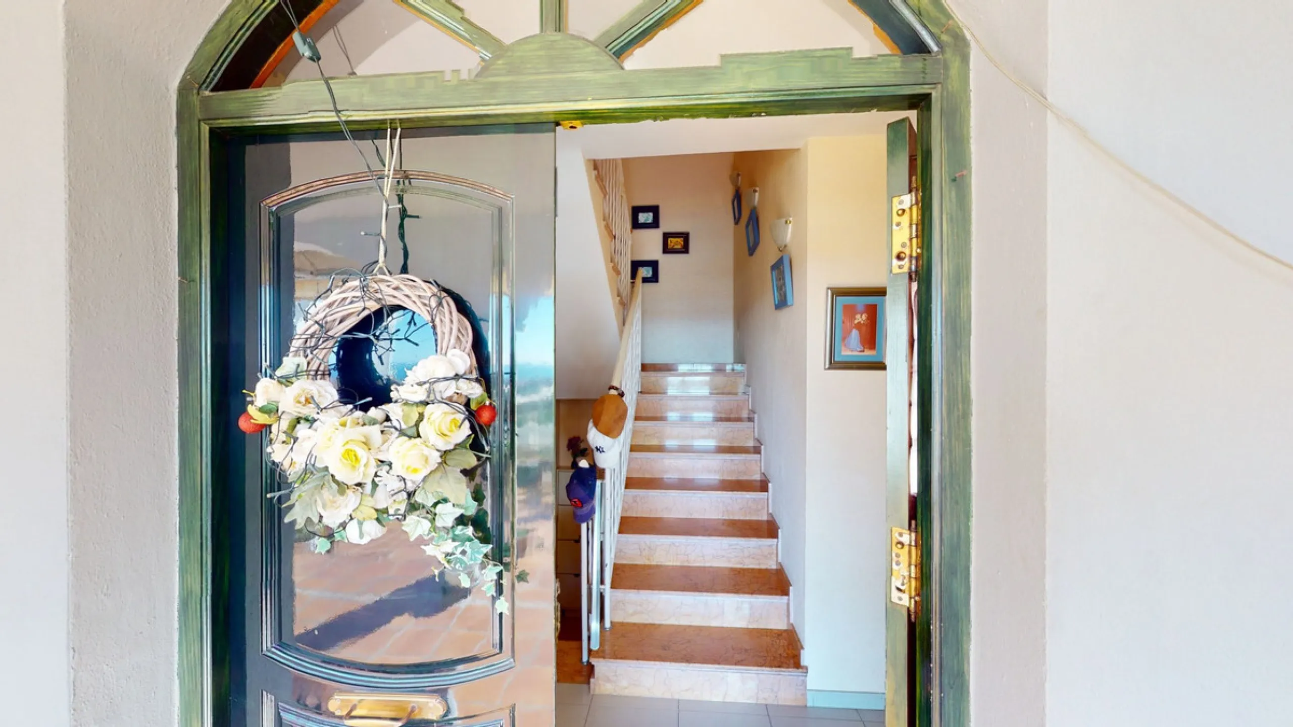 Have you always dreamed of a large, stately home with space for the whole family? Then we have the perfect property for you. This villa of about 500m2 is divided into two semi-detached houses. Two residential units with their own entrances and five levels
