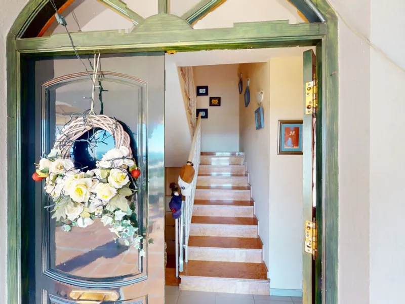 Have you always dreamed of a large, stately home with space for the whole family? Then we have the perfect property for you. This villa of about 500m2 is divided into two semi-detached houses. Two residential units with their own entrances and five levels