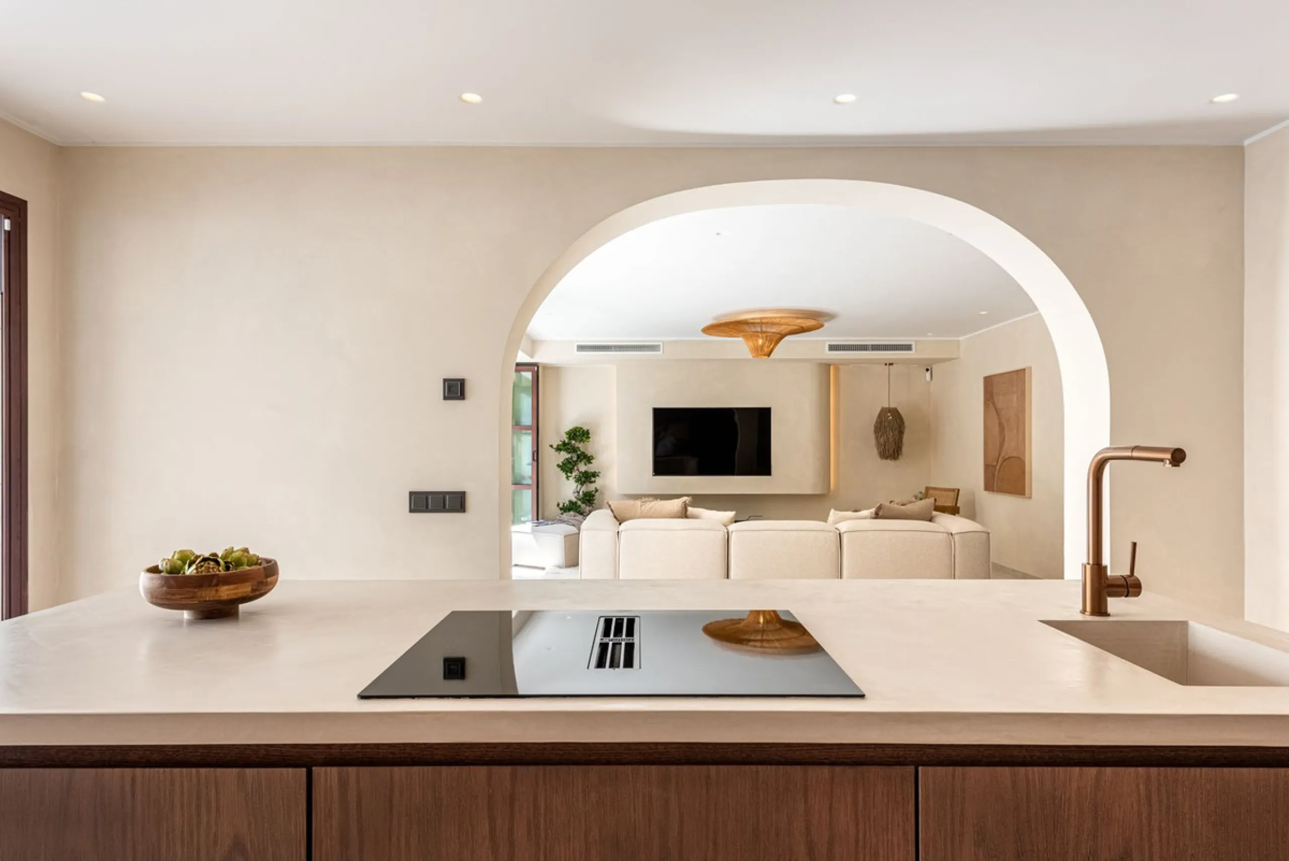 A fully renovated and exceptional townhouse located in the charming and highly sought-after community of La Virginia, on Marbella's prestigious Golden Mile.